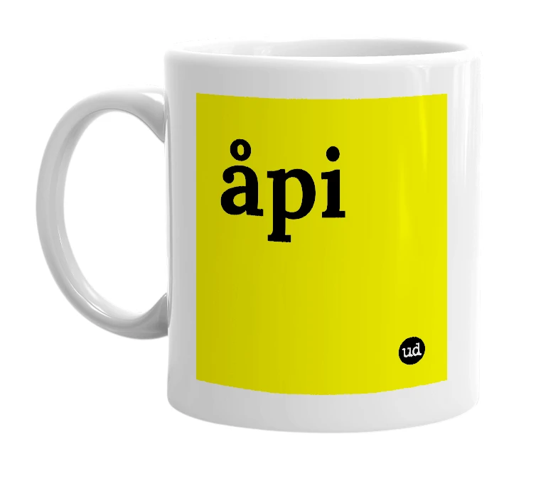 White mug with 'åpi' in bold black letters