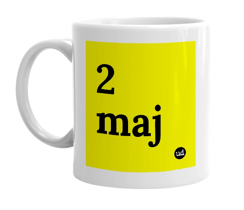 White mug with '2 maj' in bold black letters