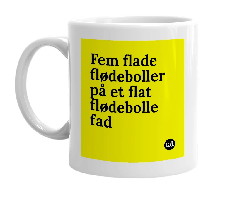 White mug with 'Fem flade flødeboller på et flat flødebolle fad' in bold black letters