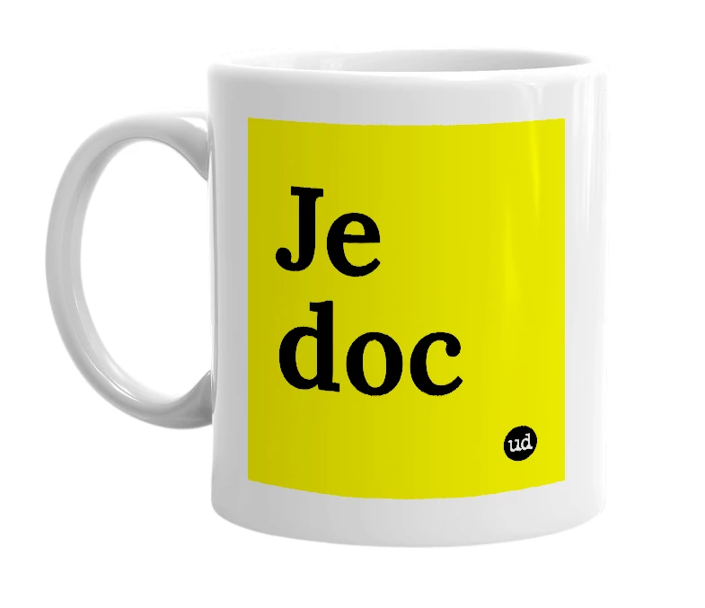 White mug with 'Je doc' in bold black letters