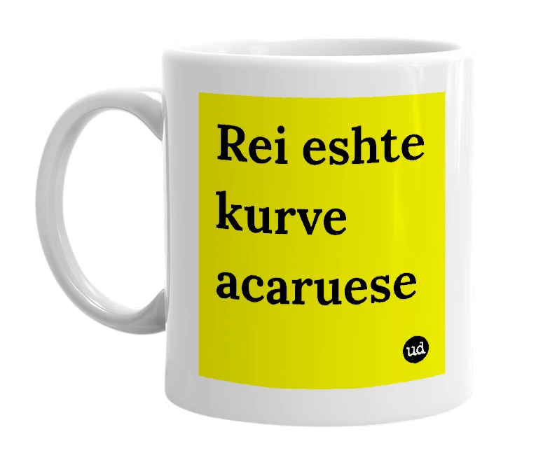 White mug with 'Rei eshte kurve acaruese' in bold black letters