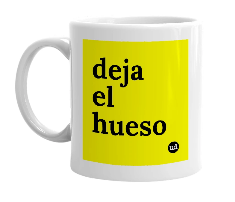 White mug with 'deja el hueso' in bold black letters