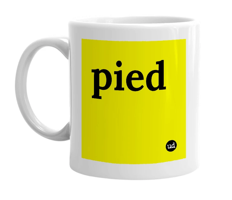 White mug with 'pied' in bold black letters