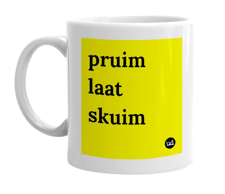 White mug with 'pruim laat skuim' in bold black letters