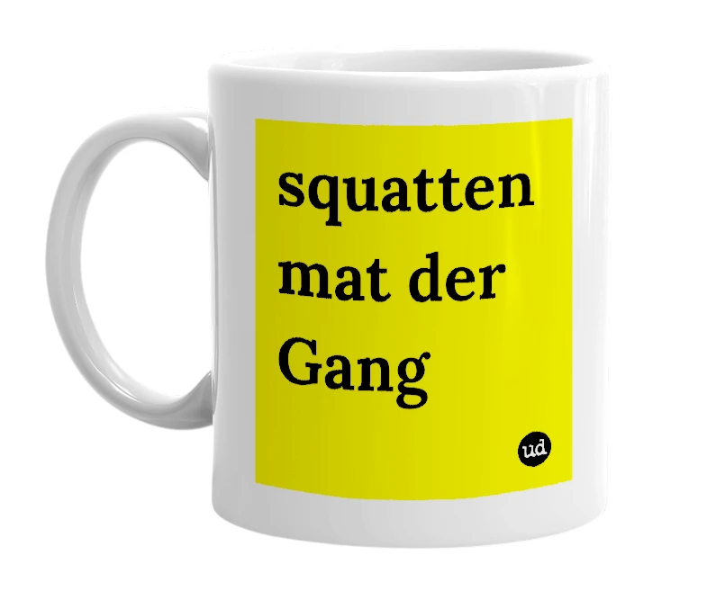 White mug with 'squatten mat der Gang' in bold black letters